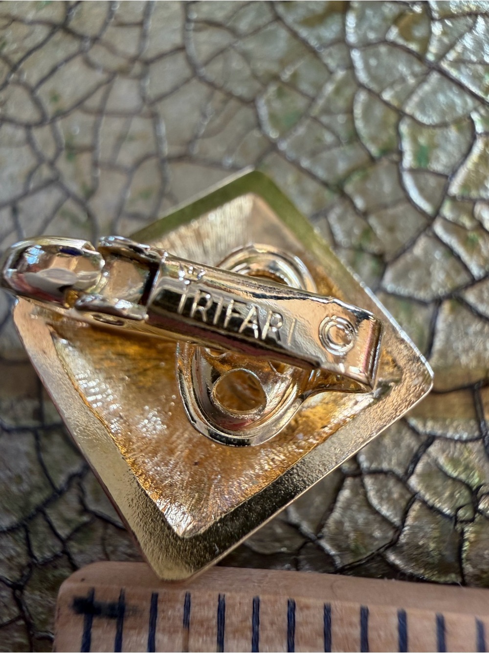 Vintage Signed Trifari Gold Tone Amethyst Crystal Clip On Earrings ⭐ - Picture 4 of 4